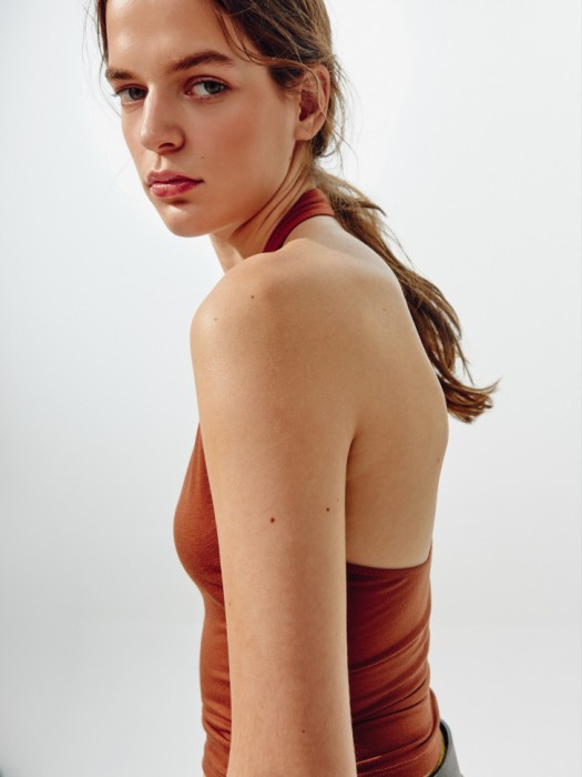 укороченный топ-халтер из линейки  young по цене 1199 руб вид справа