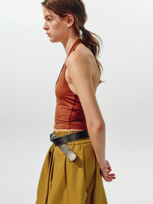 укороченный топ-халтер из линейки  young из россии вид сбоку