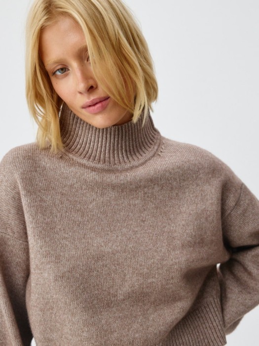 укороченный вязаный джемпер с содержанием шерсти по цене 2999 руб вид справа