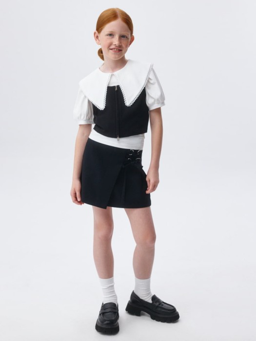 укороченный жилет на молнии для девочек из льна спереди