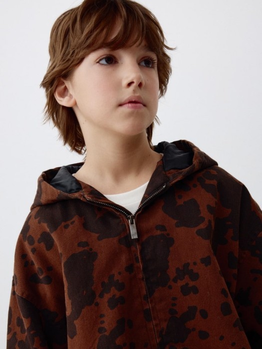утепленная куртка из твила с анималистичным принтом детская из россии вид сбоку