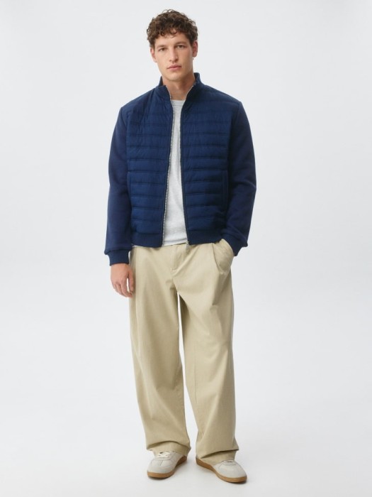 утепленная куртка с рукавами из декоративной ткани от бренда sela вид слева