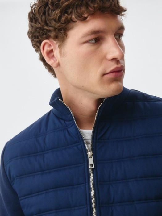 утепленная куртка с рукавами из декоративной ткани по цене 2599 руб вид справа