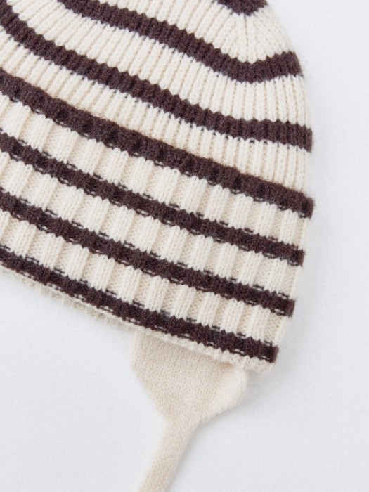 утепленная шапка на завязках для малышей от бренда sela вид слева