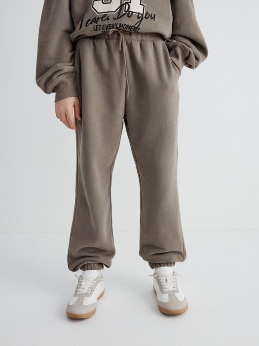 утепленные базовые джоггеры для мальчиков от бренда sela вид слева