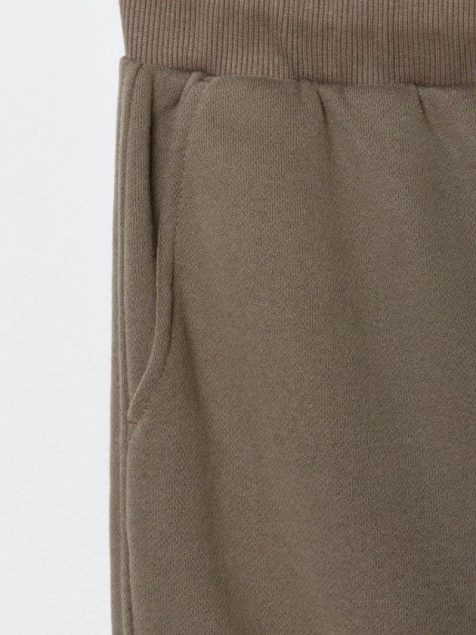 утепленные базовые джоггеры для мальчиков по цене 1899 руб вид справа