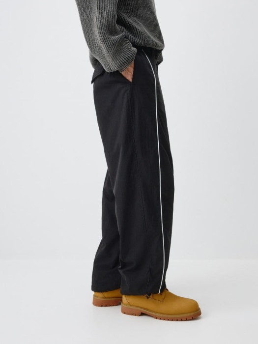 утепленные брюки свободного кроя по цене 2799 руб вид справа