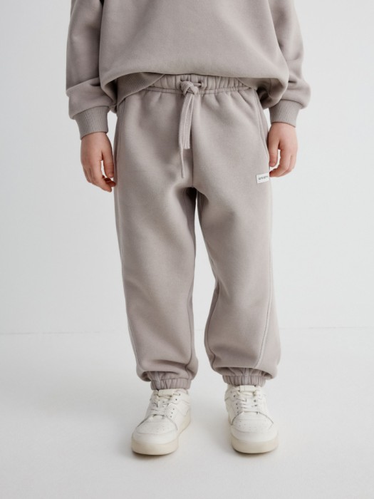 утепленные джоггеры детские от бренда sela вид слева