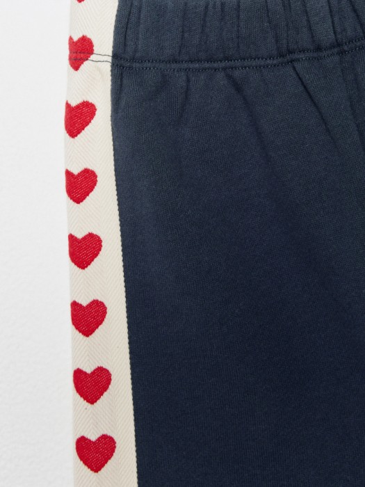 утепленные джоггеры с лампасами для малышей от бренда sela вид слева