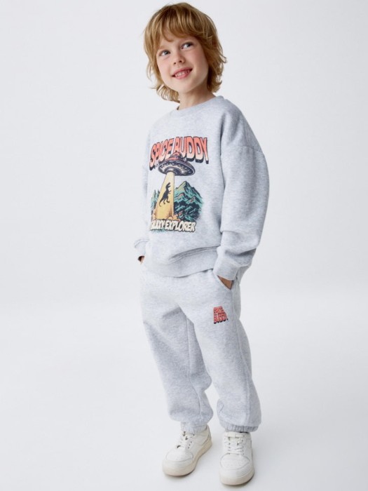 утепленные джоггеры с принтом детские от бренда sela вид слева