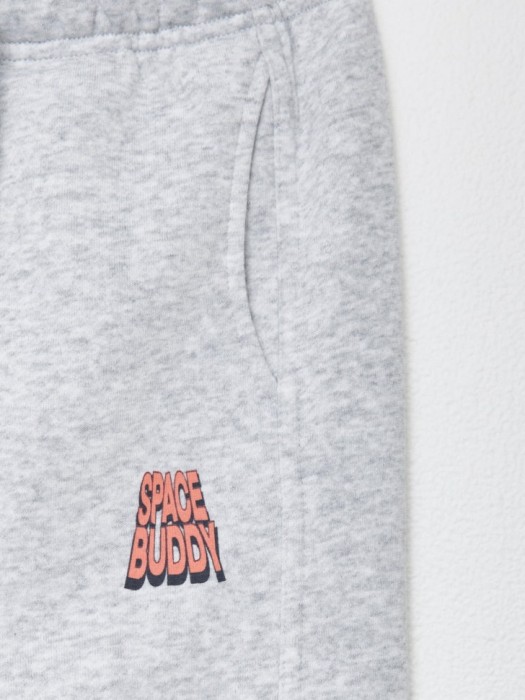 утепленные джоггеры с принтом детские из россии вид сбоку