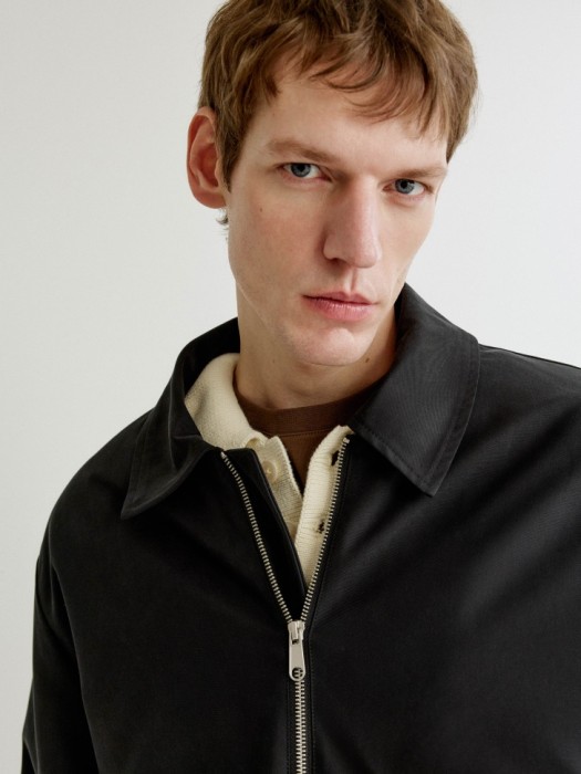 утепленный бомбер с накладными карманами по цене 6599 руб вид справа