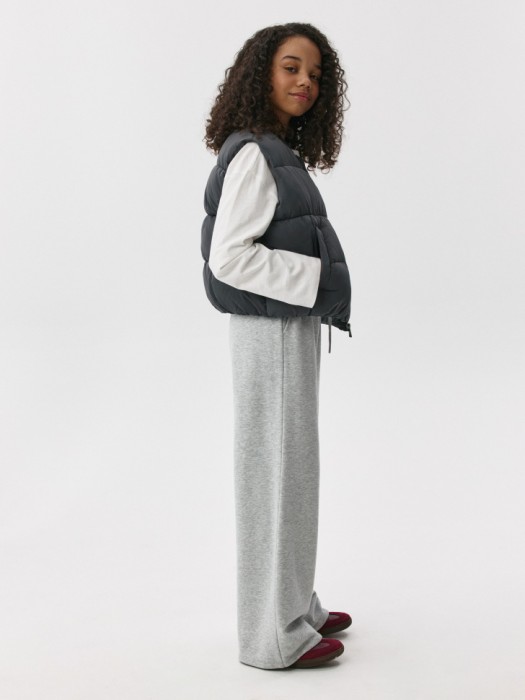 утепленный дутый жилет для девочек от бренда sela вид слева