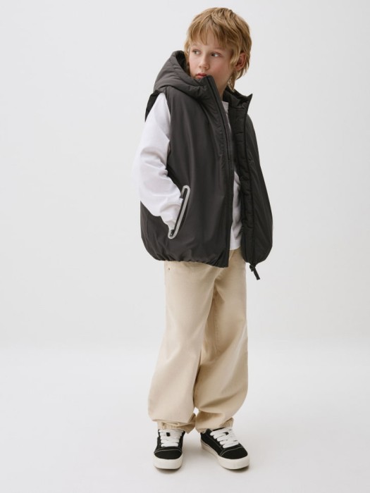 утепленный дутый жилет с капюшоном для мальчиков от бренда sela вид слева