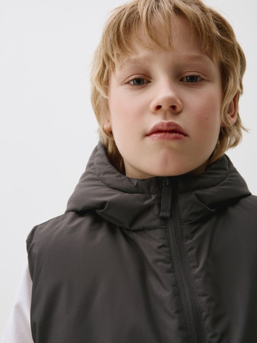 утепленный дутый жилет с капюшоном для мальчиков по цене 1999 руб вид справа