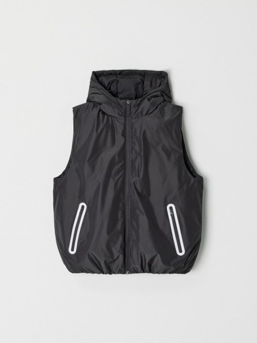 утепленный дутый жилет с капюшоном для мальчиков из россии вид сбоку