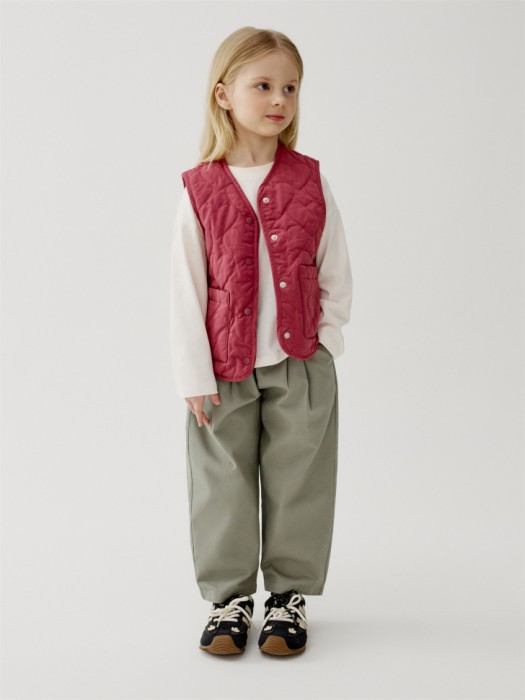 утепленный стеганый жилет для девочек от бренда sela вид слева