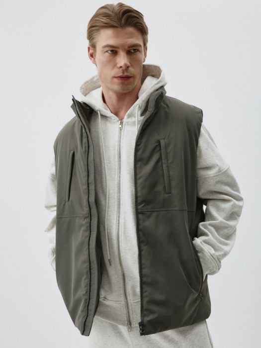 утепленный жилет по цене 2999 руб вид справа