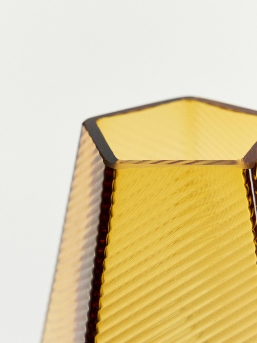 ваза из стекла с рельефным узором от бренда sela вид слева