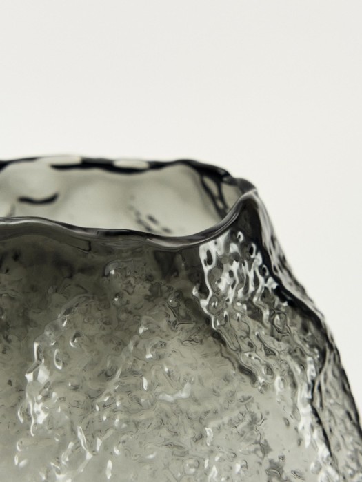 ваза из стекла с рельефным узором от бренда sela вид слева