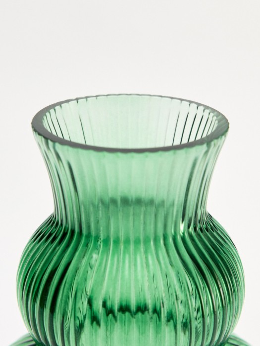 ваза из стекла с рельефным узором от бренда sela вид слева