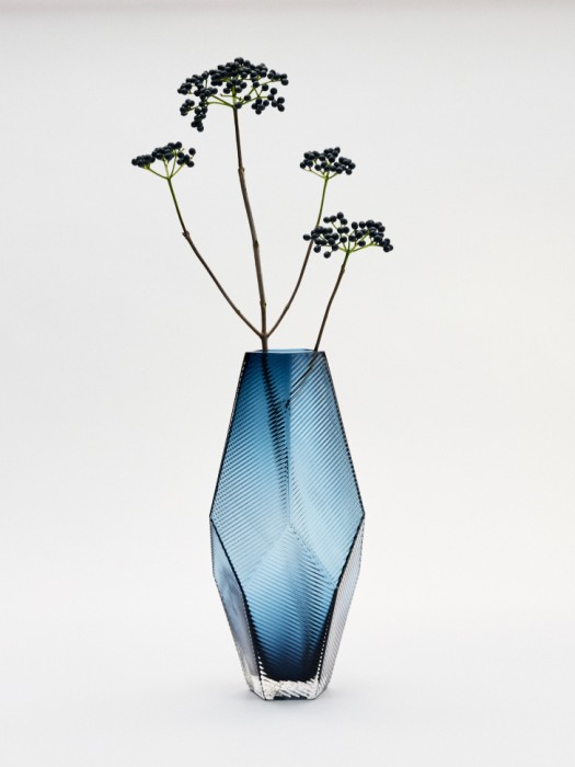 ваза из стекла с рельефным узором от бренда sela вид слева