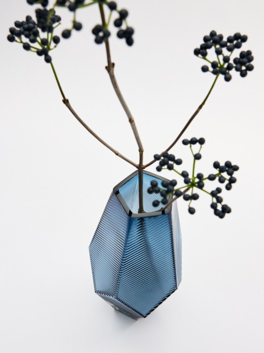 ваза из стекла с рельефным узором по цене 2499 руб вид справа