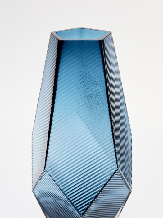 ваза из стекла с рельефным узором из россии вид сбоку