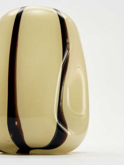 ваза из стекла с рисунком от бренда sela вид слева