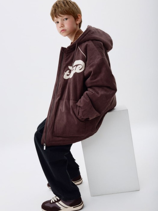 вельветовая куртка с капюшоном для мальчиков от бренда sela вид слева