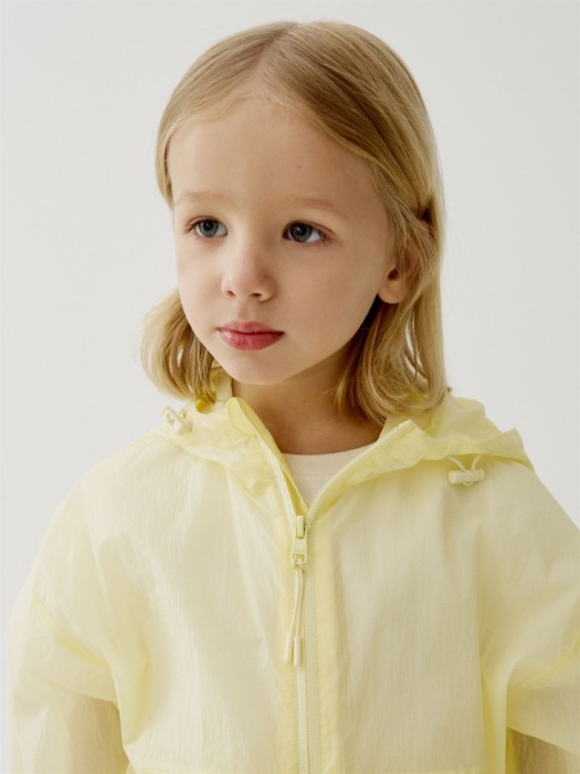 ветровка из полупрозрачного нейлона для мальчиков по цене 2499 руб вид справа