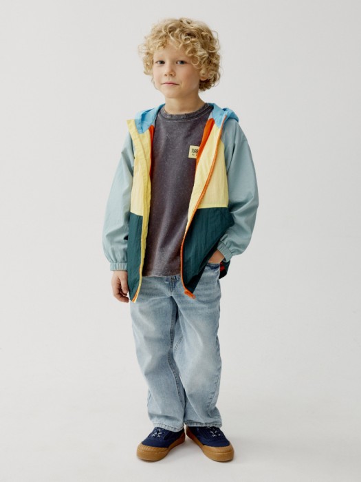 ветровка с капюшоном для мальчиков от бренда sela вид слева