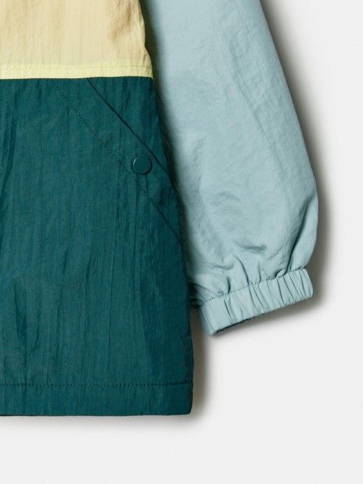 ветровка с капюшоном для мальчиков из трикотажа спереди