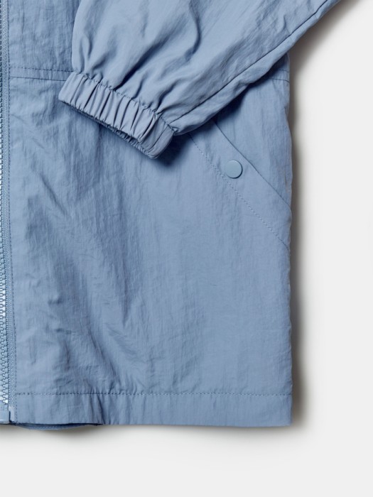 ветровка с капюшоном для мальчиков по цене 2499 руб вид справа