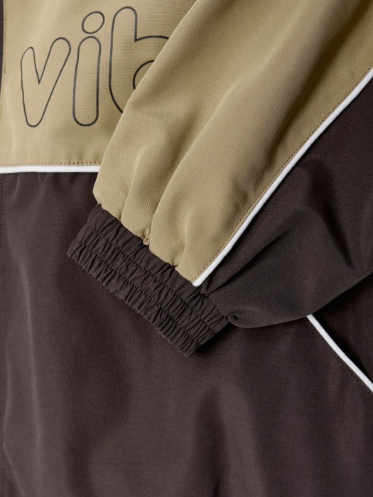 ветровка с воротником-стойкой для мальчиков по цене 2599 руб вид справа