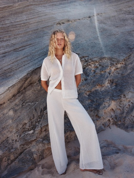 вязаная рубашка кроше с коротким рукавом от бренда sela вид слева