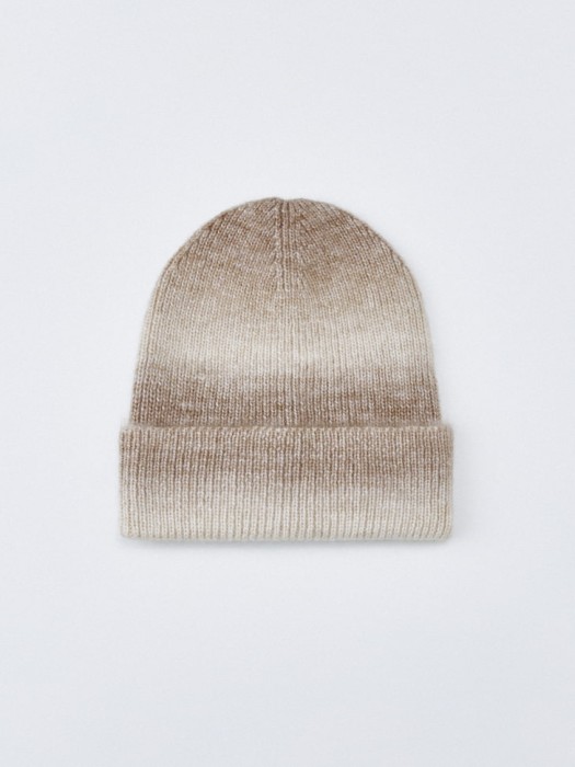 вязаная шапка-бини с градиентом от бренда sela вид слева