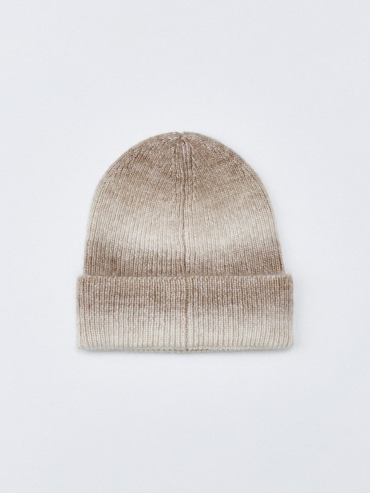 вязаная шапка-бини с градиентом по цене 599 руб вид справа