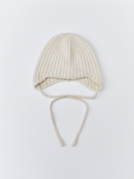 вязаная шапка-чепчик с содержанием шерсти от бренда sela вид слева