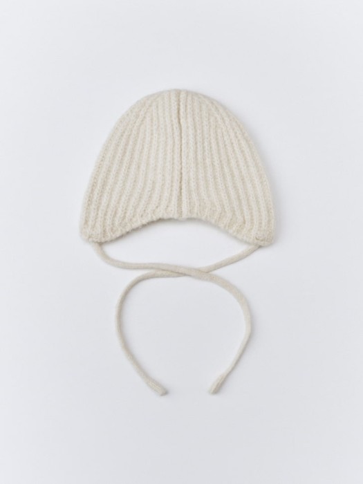 вязаная шапка-чепчик с содержанием шерсти по цене 999 руб вид справа