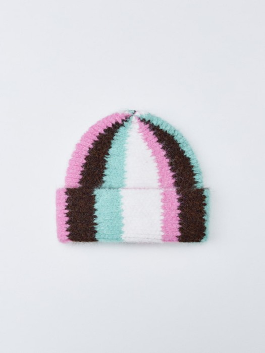 вязаная шапка из линейки  young от бренда sela вид слева