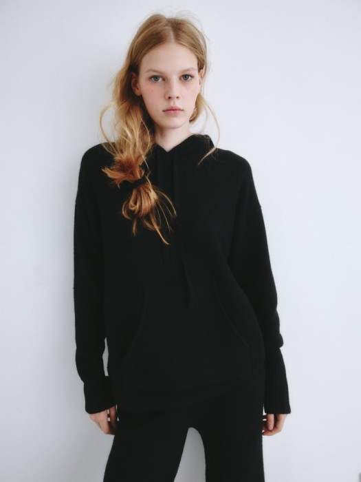 вязаное худи с капюшоном из линейки  young из россии вид сбоку