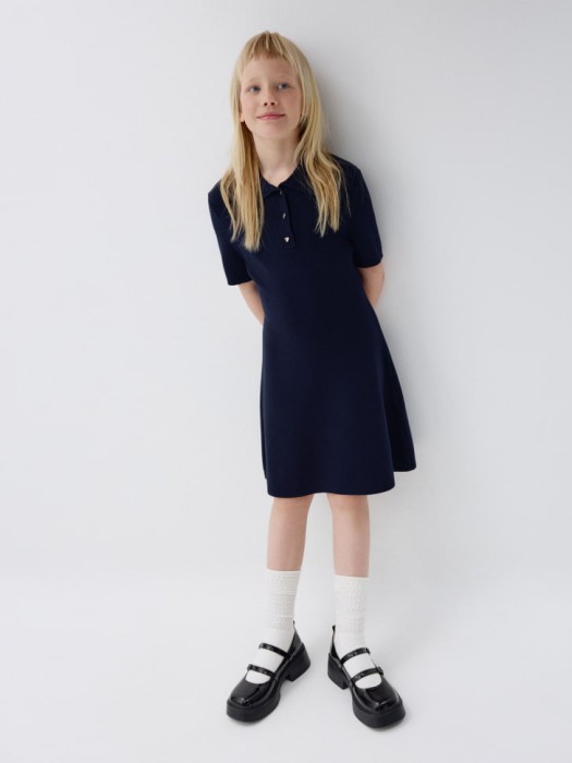 вязаное платье для девочек от бренда sela вид слева