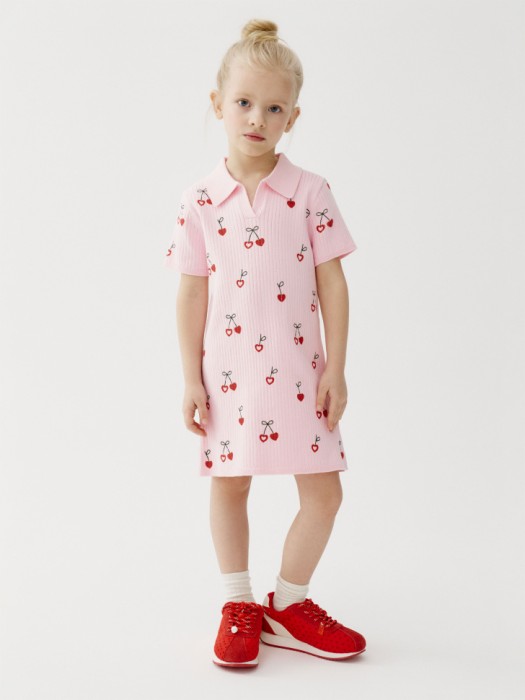 вязаное платье с принтом для девочек от бренда sela вид слева