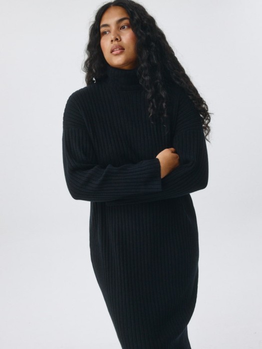 вязаное платье с воротником от бренда sela вид слева