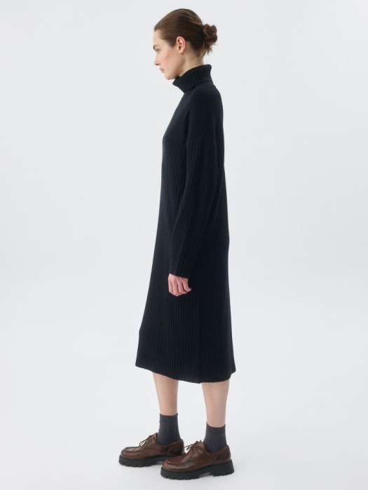вязаное платье с воротником универсального стиля с лицевой стороны