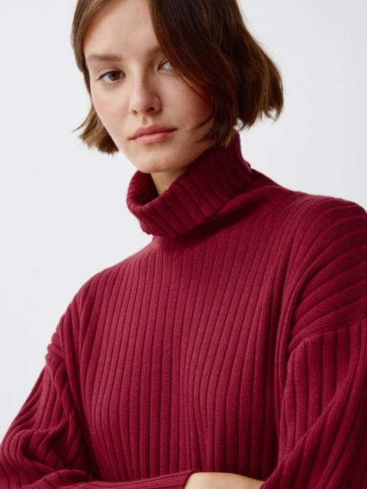 вязаное платье с воротником универсального стиля с лицевой стороны