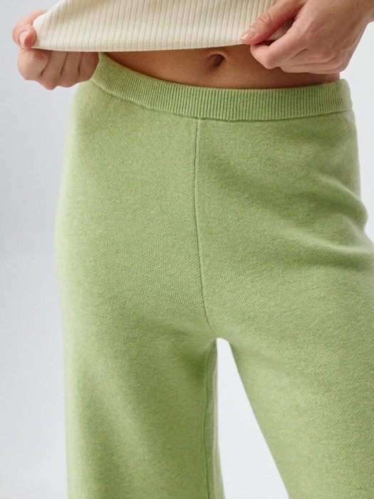 вязаные брюки с содержанием шерсти и шелка по цене 1999 руб вид справа