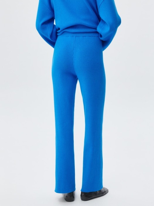 вязаные брюки в рубчик по цене 1799 руб вид справа