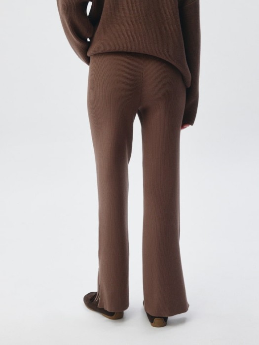 вязаные брюки в рубчик по цене 1999 руб вид справа